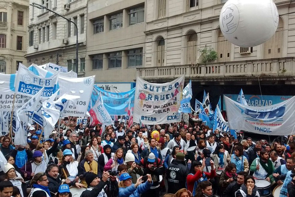 [Ahora] Miles de docentes frente a la Casa de la Provincia exigimos una respuesta inmediata de <a href="/mariuvidal/">María Eugenia Vidal</a>