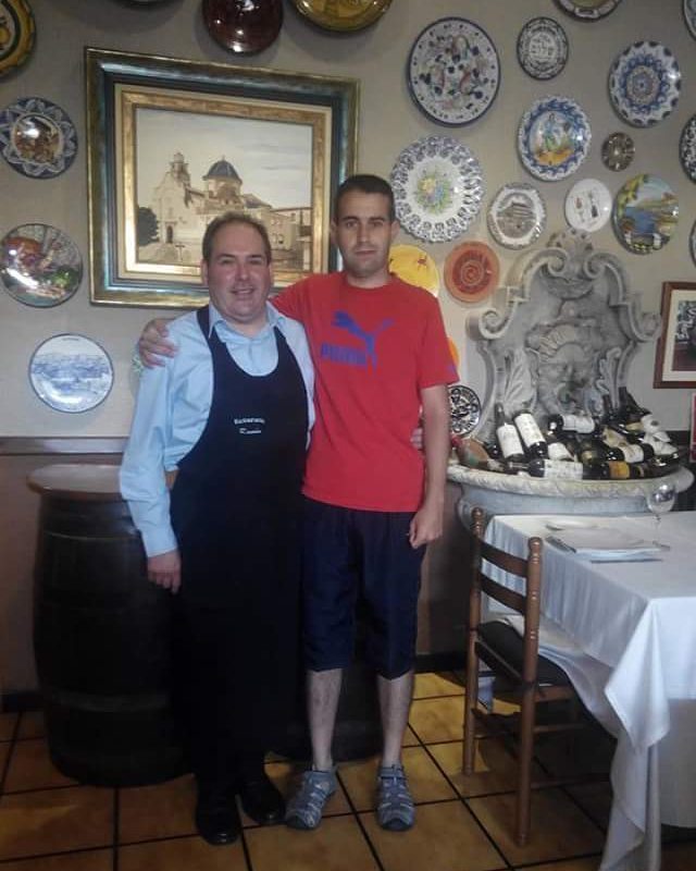 VisitMonforte's tweet photo. Xavi en @Ramon_Rte disfrutando de su premio como uno de los ganadores del concurso #Sanpas… https://t.co/UPPtBmSuEr https://t.co/TChh5iWkoc