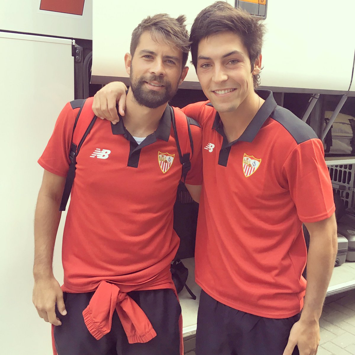 Borjalasso's tweet photo. Quien pisa fuerte deja huella!Se va 1 ejemplo,gracias por tratarnos siempre tan bien a los canteranos! #GraciasCoke https://t.co/QEoeCMyEMt