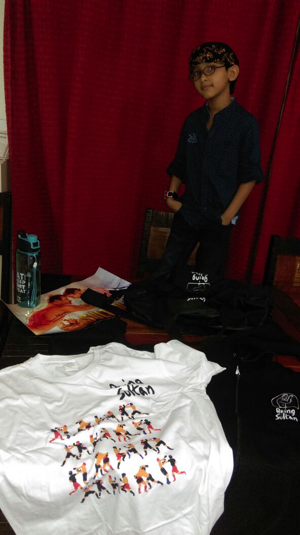 shaanniaz12's tweet photo. #Sultan #goodybag from @voxcinemas  #Dubai frm #sultanSelfieRing contest😊 @SalluLicious @SSALMANISTAN @SonamTillani https://t.co/jmidSvaQZF