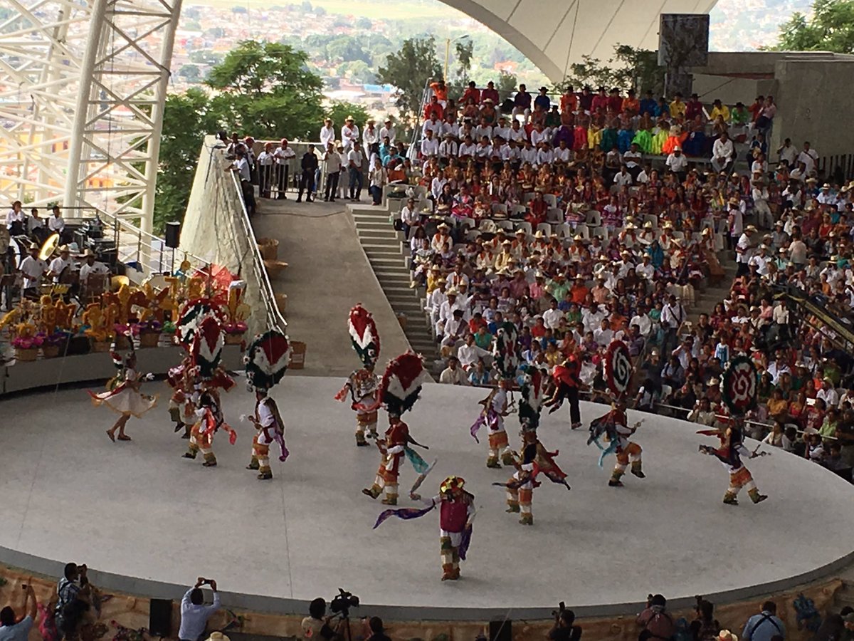 CalendaTv's tweet photo. San Jerónimo Tlacochahuaya presente en la máxima fiesta de los oaxaqueños #viveoaxaca #guelaguetza2016 https://t.co/vzcBER5qPd