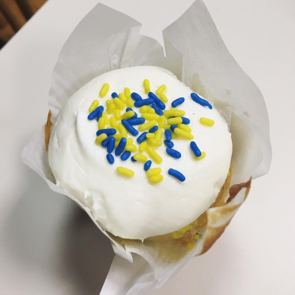 ClarkeU's tweet photo. "Oh Happy Day" sporting #ClarkeU blue and gold sprinkles of course! #IPCW #CUIPCW #Scratch @scratchbakery https://t.co/EjfOfBtKXp