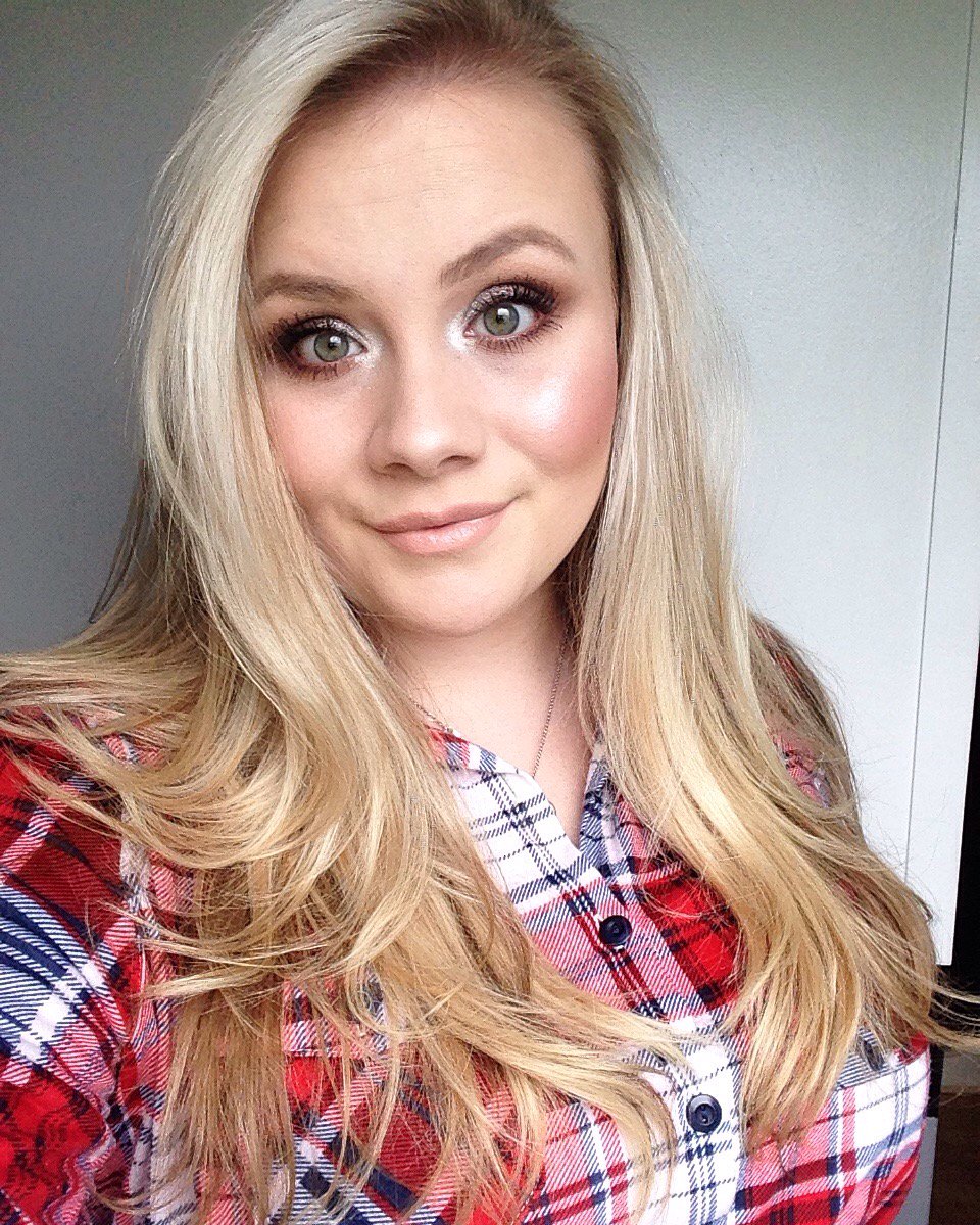haleigh301's tweet photo. I love highlighting ✨✨ I received this product free for review. @marcbeauty @influenster #contest #MarcGlowStick https://t.co/UoMxhxm8xg