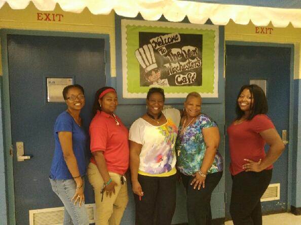 5thGradeQuadT's tweet photo. Cooking it up with Ms.  Love,  Cafeteria Manager!  🍝 @WinchesterElm https://t.co/4WUPAIxBYl