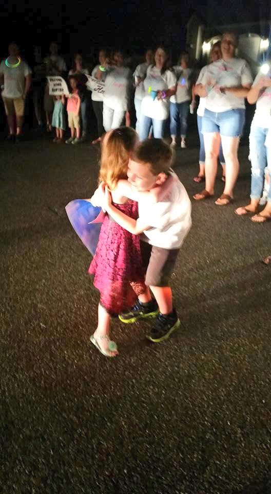 tjja04's tweet photo. Sawyer hugging her "precious " Ace!#bestpicever#siblinglove#beatitcancer#prayersforsawyer#homesweethome https://t.co/06uQ65TnvG