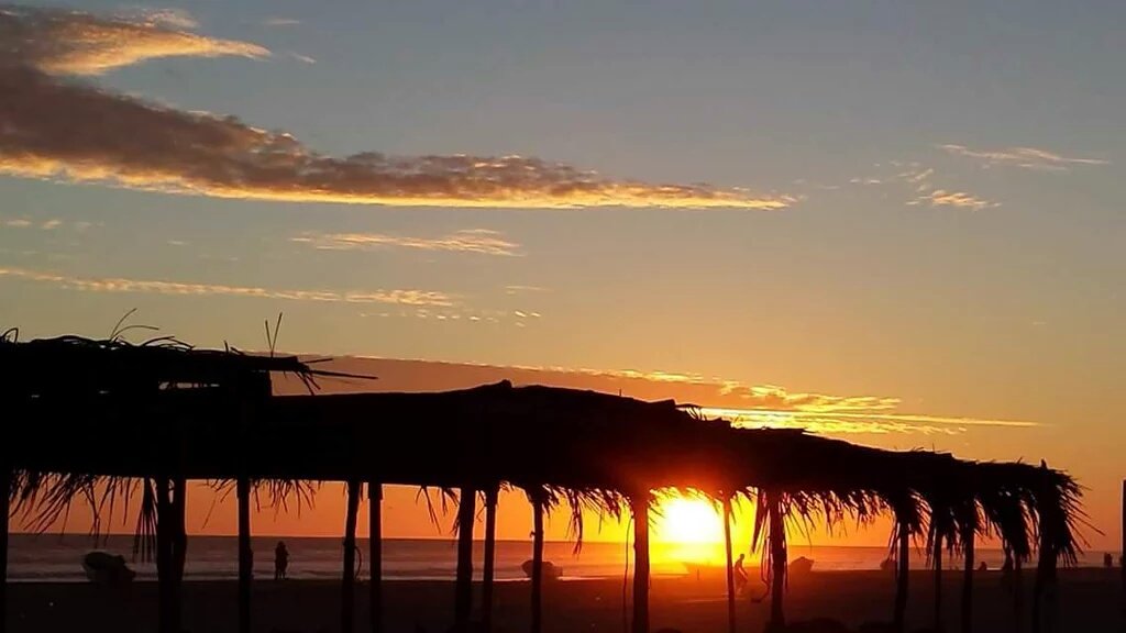 ExperienciaMich's tweet photo. Los atardeceres en #PlayaAzul son mágicos #Descubre #CostaMichoacán #experienciasÚnicas #experienciasMichoacán https://t.co/NGqWUDWlkI