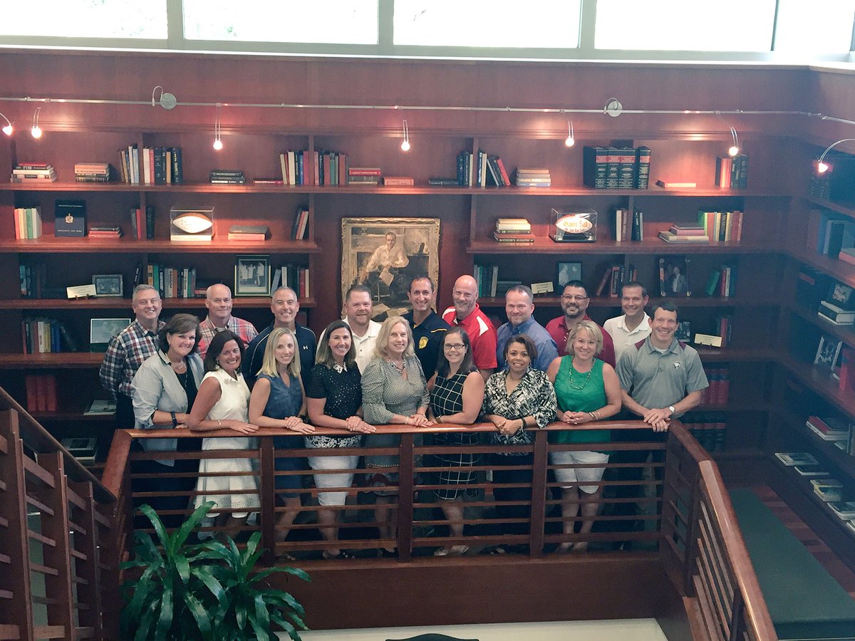Middle School leaders!  Great group #leadloudoun <a href="/neilslevin/">Neil Stewart</a>