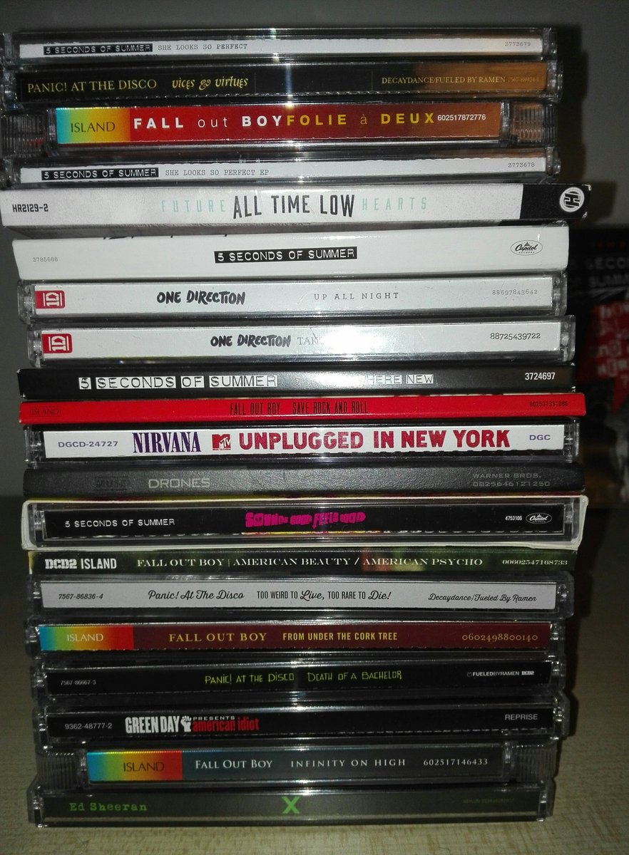 cuddlybands_'s tweet photo. @apoppunknugget you still got more than I do >< https://t.co/rZLBeGiXw7