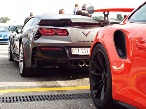 MuscleCars's tweet photo. Back to back.
#Corvette #Porsche911 https://t.co/lY1C54aB4s