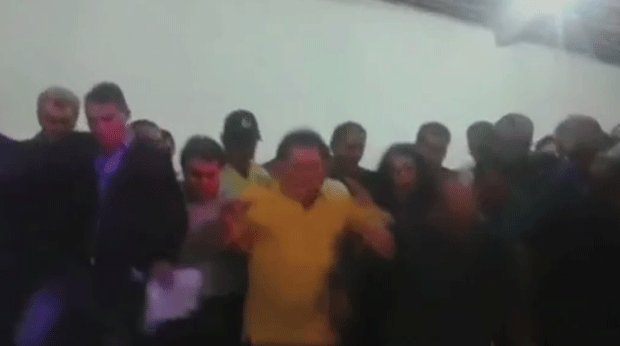 Vídeo mostra políticos caindo em buraco após palanque desabar no Ceará https://t.co/rpzLhbK23c #G1 