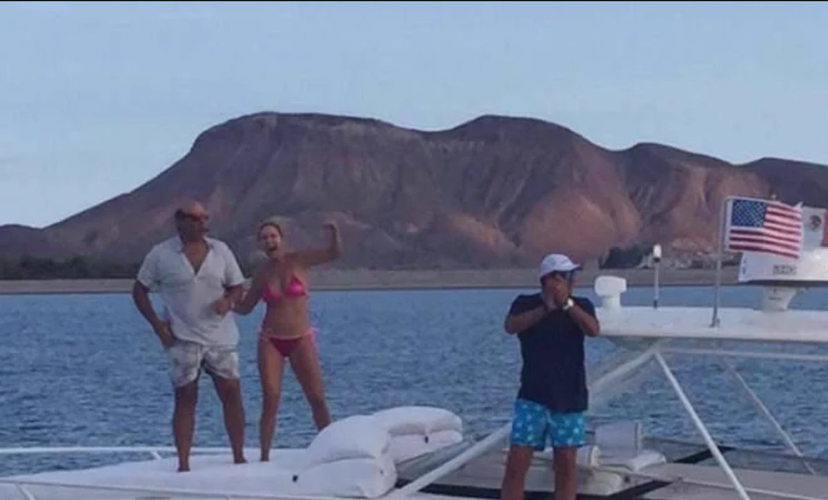 FamiLucerinaBR's tweet photo. @LuceroMexico curtindo suas férias com amigos. 🛳👙😍 https://t.co/KI1cp5EUQm