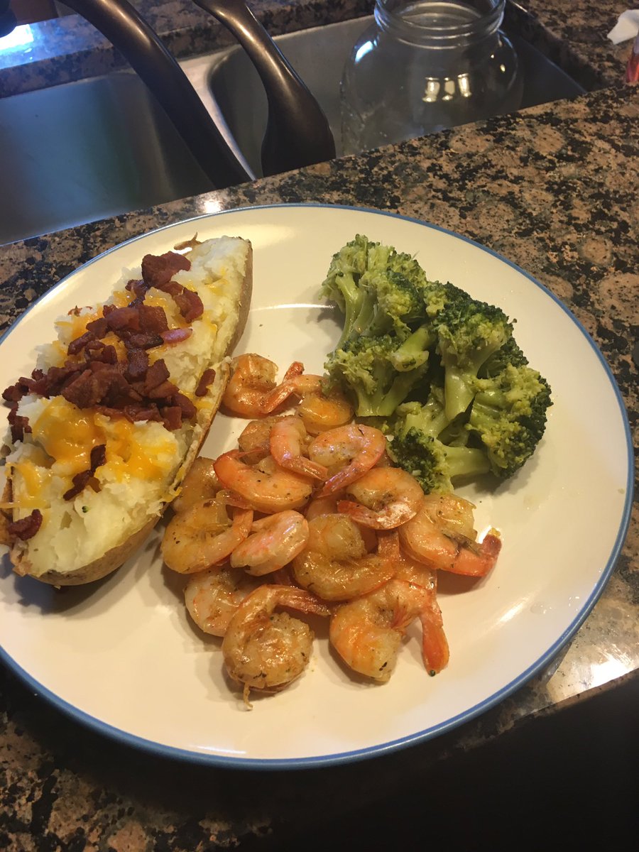 Silly_Me_Keri's tweet photo. My roommate and I are bound to eat good ☺️😋 https://t.co/JhPnuLRkLl