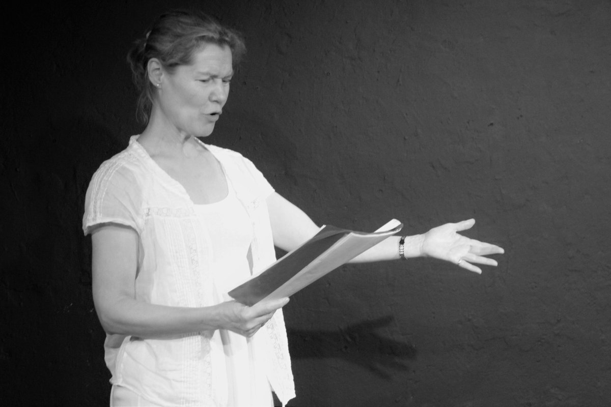Kasia_Rozycki's tweet photo. #read-through #SomethingForTheMen with @MegLak3 @Imprisoned16 #BaronsCourtTheatre #OneWomanShow Photos by Steph Hart https://t.co/TbzPhhFkUs