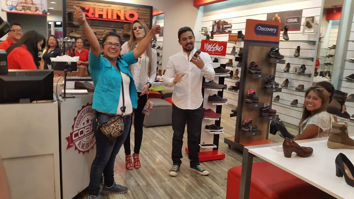 VictorUrrutia_'s tweet photo. Así la pasamos con @Bren_Hughes en #ZapateriasCoban C.C. Peri-Rossevelt https://t.co/d98CgbFY65