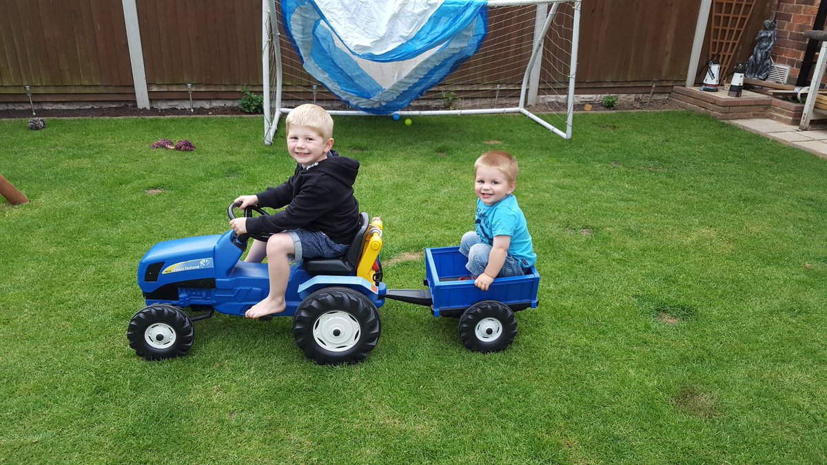 zedder01's tweet image. 💙💛💜😀 little monsters!! @PeteScaife