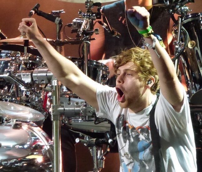 MAJESTYMlNAJ's tweet image. Me when I listen to Girls talk Boys by @5SOS