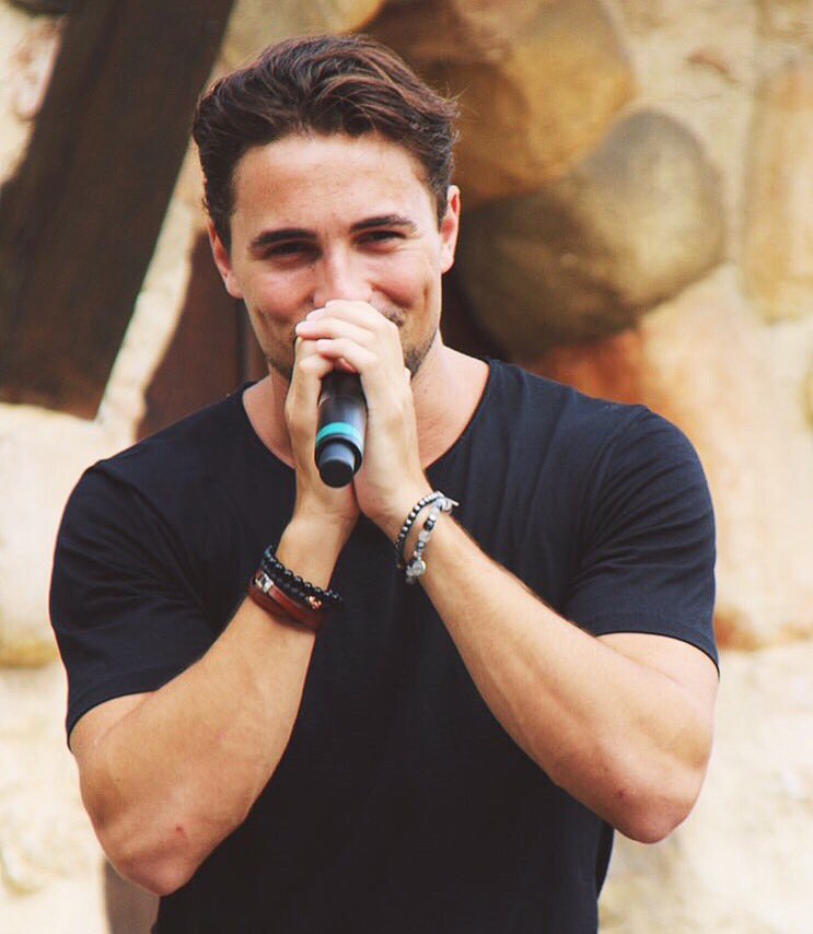 OlivierDion's tweet photo. Je chante près du micro pour que tu m'entendes mieux quand je te dis je t'aime! 💋 #love https://t.co/dW8BdXit52