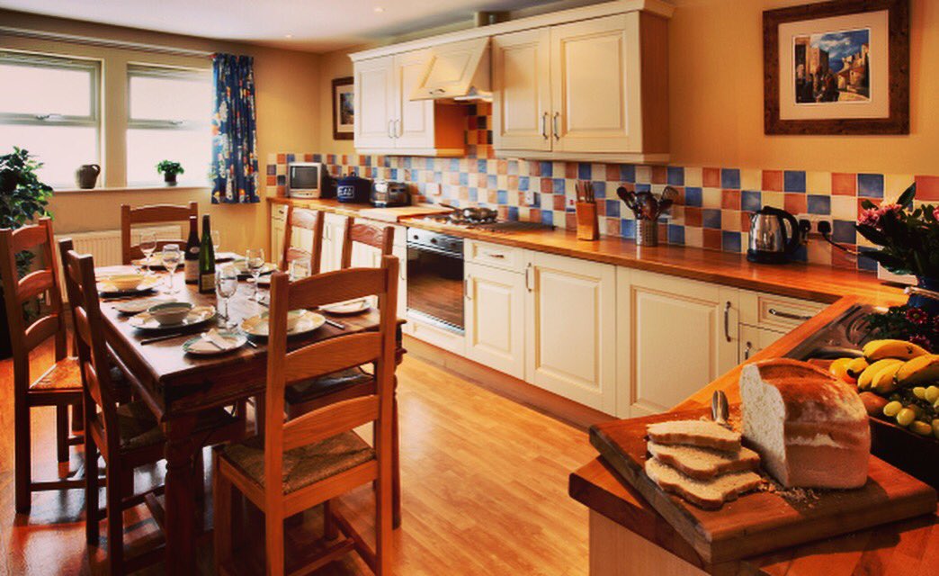 breamishvalley's tweet photo. The farmhouse style kitchen in Souterpot. Perfect place for a family supper and large glass of wine! #travelblogger https://t.co/MCuIkkdTXD