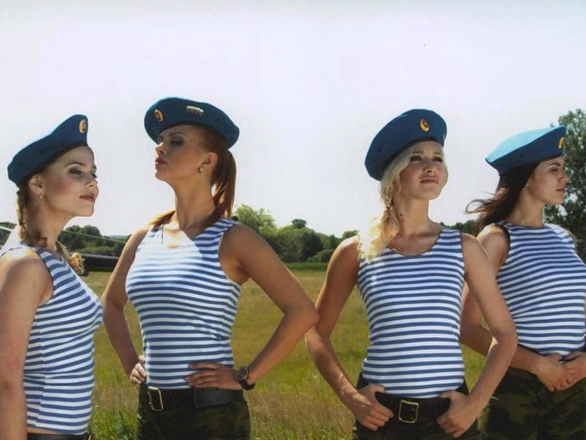 Девушки в тельняшках ВДВ