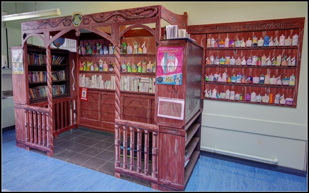 bbcTeaching's tweet image. #PrimaryRocks the library my dad painted at his school: Harry Potter/Hogwarts Express a4