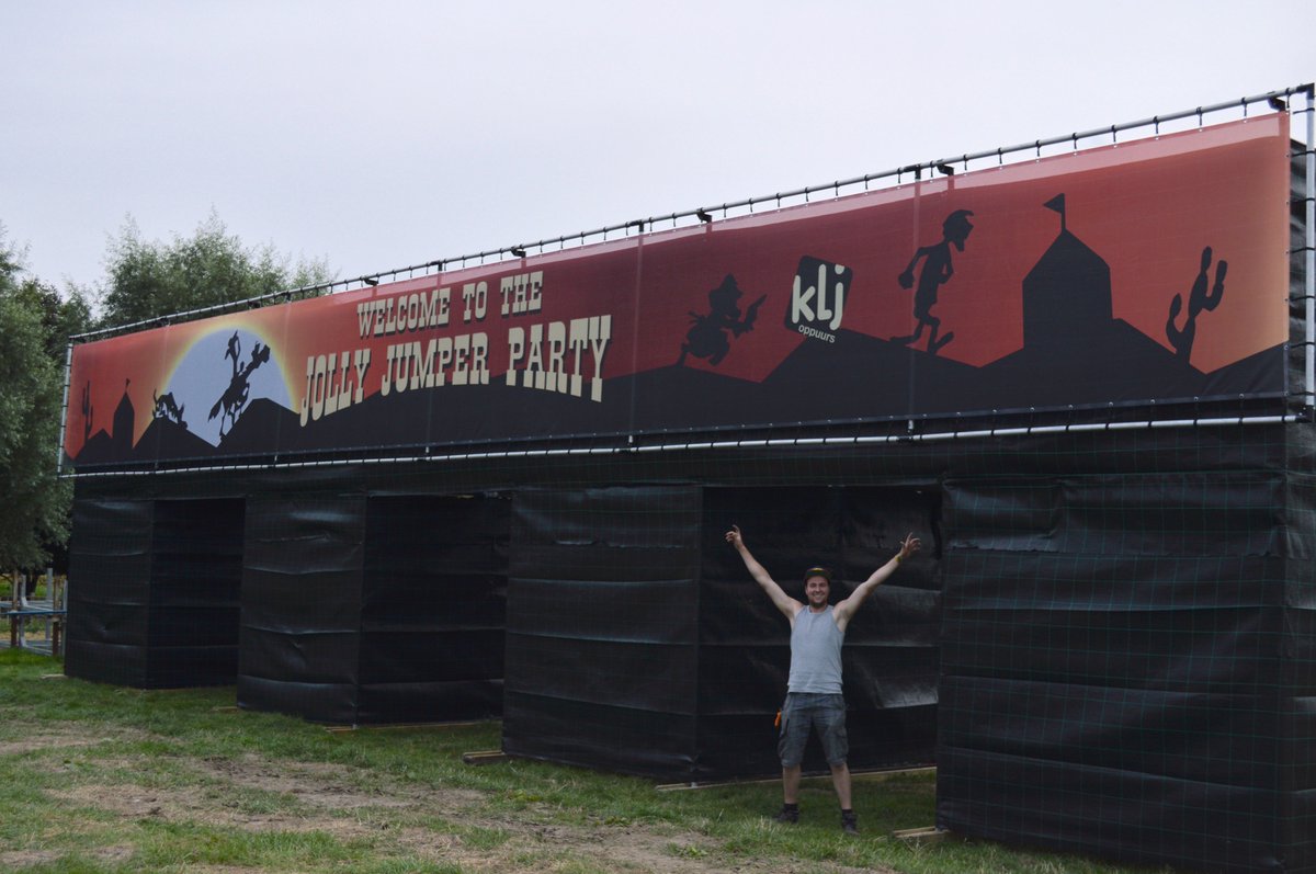 De nacht valt stilaan over de JJP-wei, maar de medewerkers zijn nog steeds enthousiast!
#JJP_2016 #Inkom #Fun