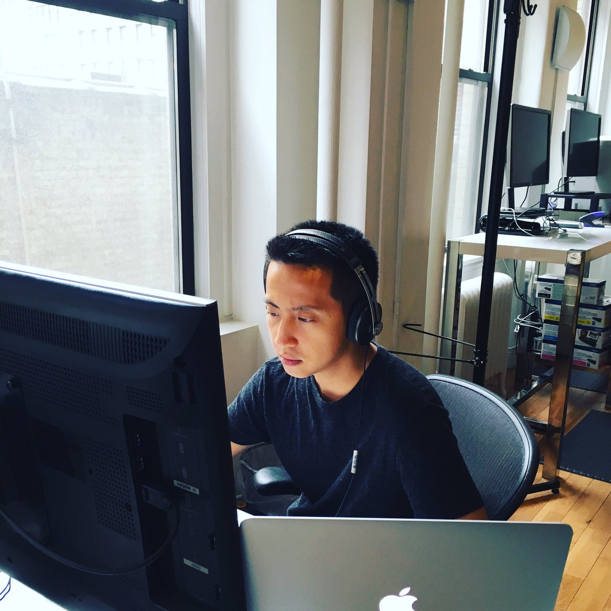 datadoghq's tweet photo. Meet our Creative Director @auhdesign. He's very much in the zone rn. #desksofDD #DatadogHQ 🎧🎨 https://t.co/vceIbIKTTu