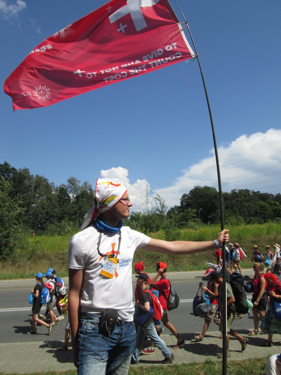 jezuici_bytom's tweet photo. Podczas @sdm_pl na czele naszej grupy z flagą @Magis_2016! #beMAGIS https://t.co/C7R47zrSJS