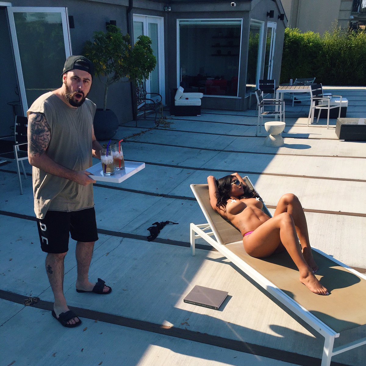 piques15's tweet photo. I'm a simple man. I see boobs, I press like. https://t.co/lG9gJGT5hf