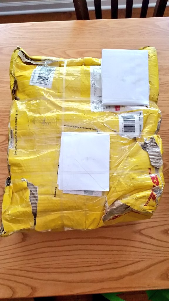 cadi11ac33's tweet photo. @DeutschePostDHL @DHLUS is this how all packages from Germany to the US arrive? https://t.co/RjgRhii6A9