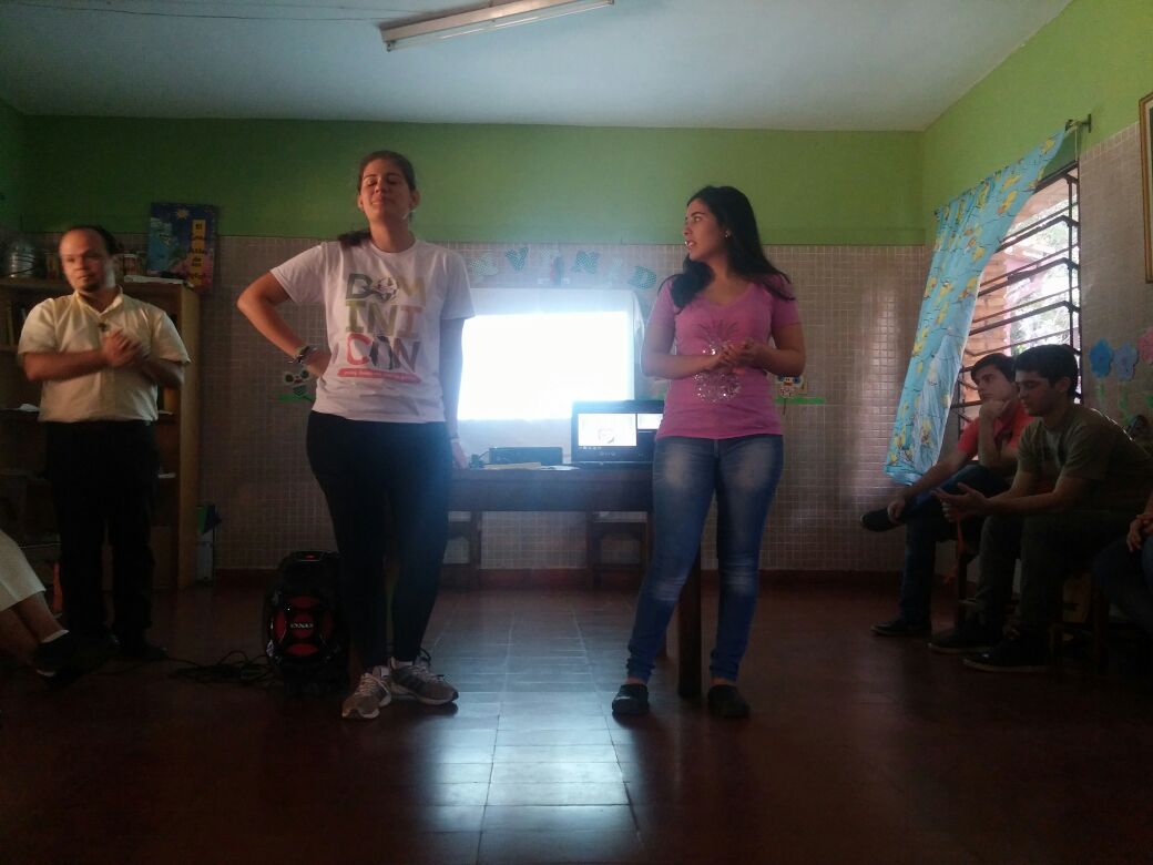 MJDAsuncion's tweet photo. Momento en que Sandra y Ma Paz presentan la historia del MJD Asunción :-)
#EncuentroMJD #IDYM #DominicosPy https://t.co/wfvXEjiy15