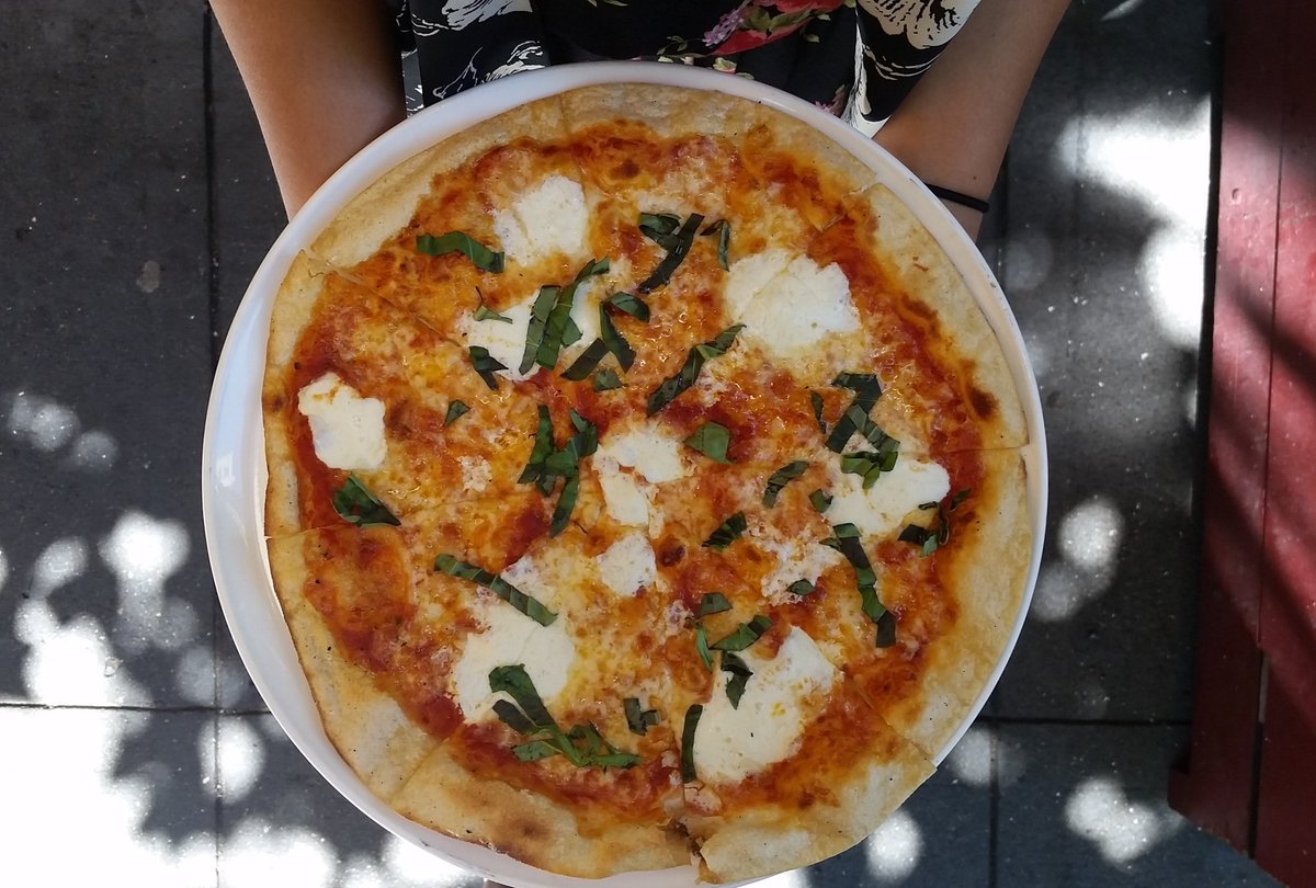 Happy hour from 3 - 6 today, and margherita pizzas are $10! #happyhoursf #pizza