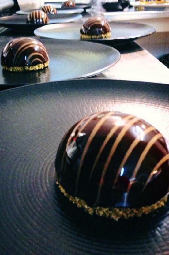 LudovicDumont's tweet photo. Trianon aux chocolats, cœur coulant de crème vanille.
#pâtisserie #gourmandise #chocolat #cacao #trianon #sucré https://t.co/t50PMUL4xW