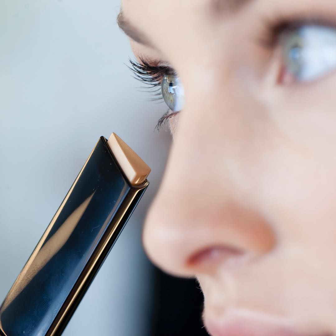 HourglassMakeup's tweet photo. A foundation. A concealer. A game-changer. https://t.co/7WkeXWwP3w #VanishFoundation #VirtualSkinPerfection https://t.co/N5w9a2jsxI