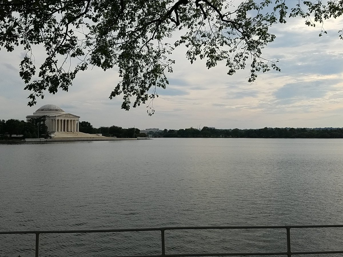 TimRunsHisMouth's tweet photo. The view on my walk home. #dontstalkme. https://t.co/RVDBC2Ck9r