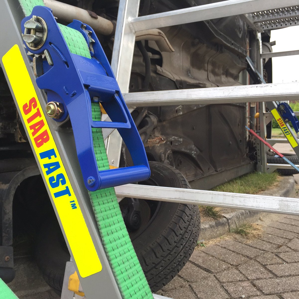 jwkempeneers's tweet photo. Auto op z'n kant gestabiliseerd met #StabFast. Geweldig materiaal voor snelle en veilige stabilisatie. #oefenavond https://t.co/y3RidEGYpr