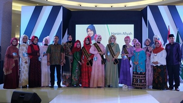 10 Finalis #PutriAuleea2016 berpose bersama dewan juri. Selamat.