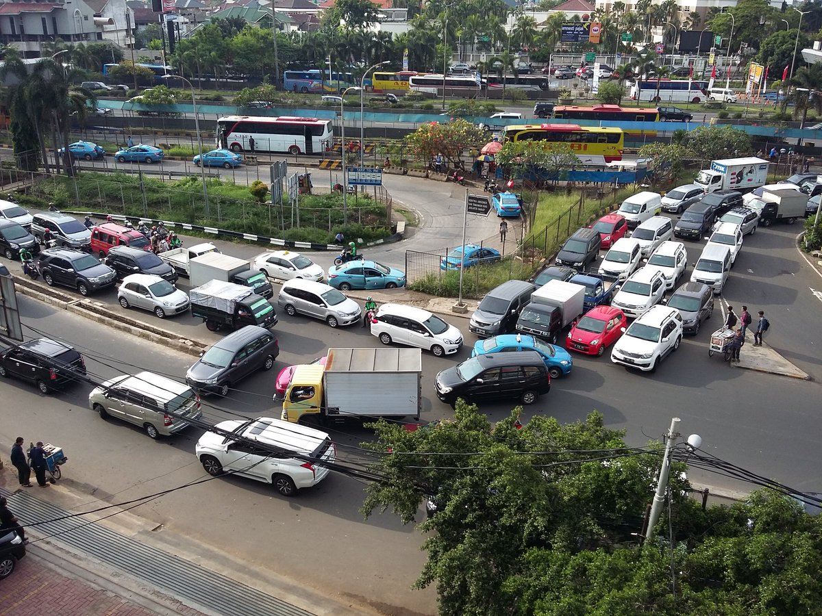 cithafrda's tweet photo. Kemacetan di exit pintu tol kebon jeruk, jakarta barat @TMCPoldaMetro https://t.co/E68dd2XOL7