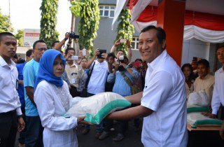 DI_4RI's tweet photo. #BUMN Tiga BUMN Gelar Pasar Murah https://t.co/SLJzNztFXs | via https://t.co/T7BaVpRcb1 https://t.co/cWyw4bIz9x