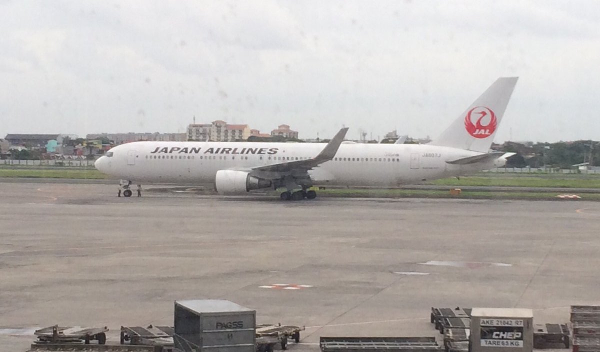 tj_roxas's tweet image. Plane spotted while waiting for the press con at NAIA T1. Hehe. Hello Airbus A340, Boeing 767 #avgeek #flyingsoon