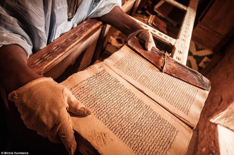 swailem1's tweet photo. شنقيط في موريتانيا بها اقدم مكتبة اسلامية في العالم
تحتوي على اكثر من 6000مخطوطة
يسكنها 4000شخص
وهي على وشك الإندثار https://t.co/dyB7UfpHOK