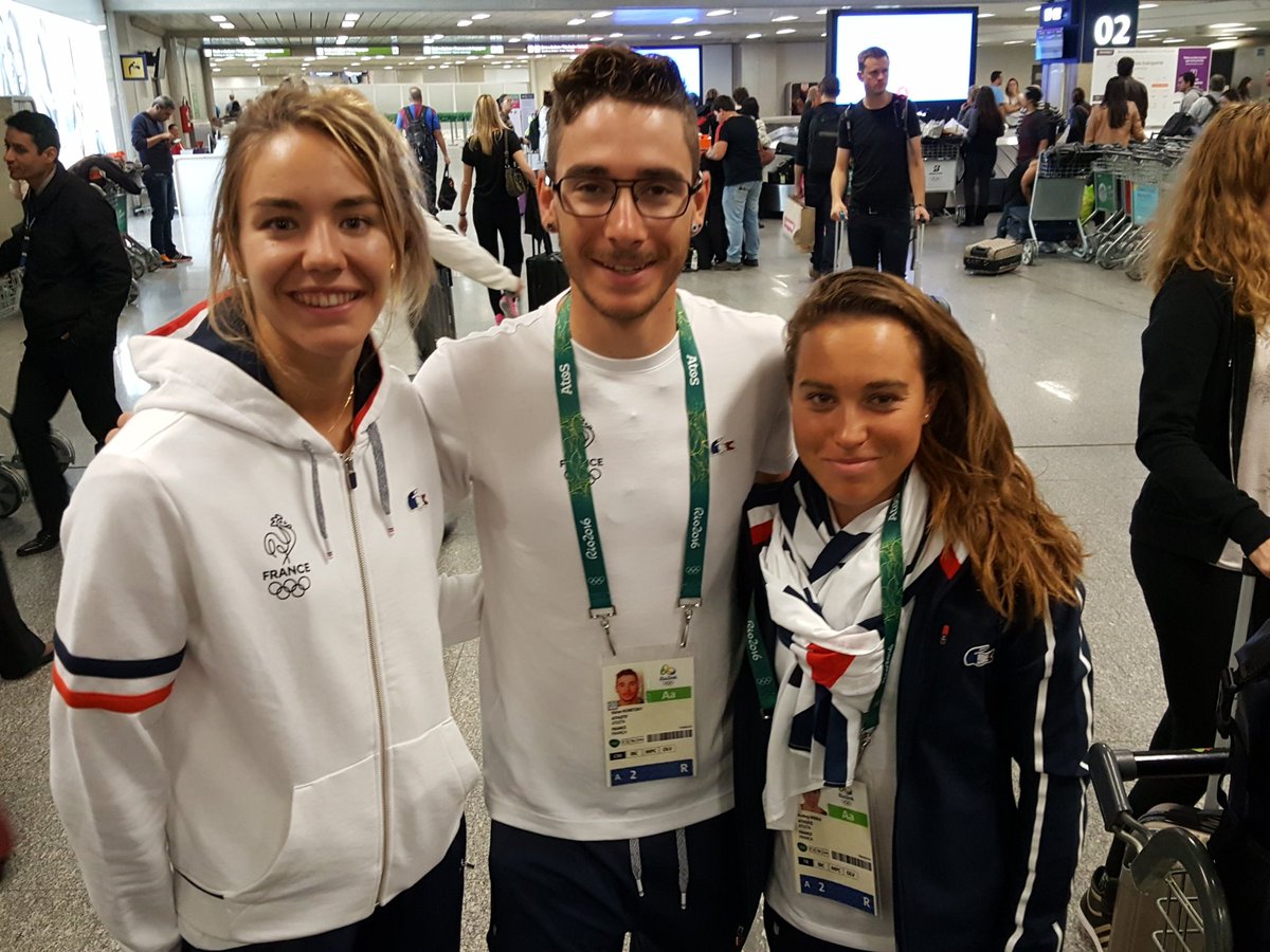 FFTRI's tweet photo. Nos triathlètes femmes sont bien arrivées à Rio en compagnie de @KORETZKYVictor 
#Olympics #triathlon https://t.co/RQFq2nI3zm