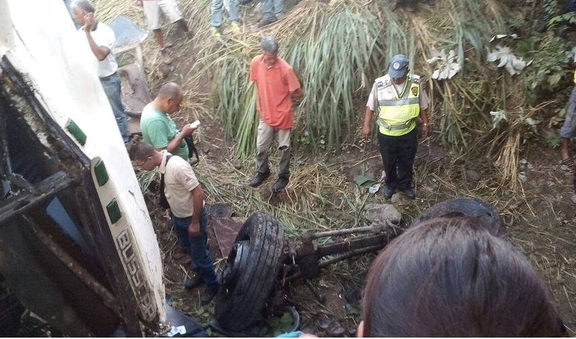 globovision's tweet photo. #EsNoticia Un muerto y 7 heridos al caer autobús al río Sarare https://t.co/QRlipCiiSA https://t.co/wTthfiKdKi