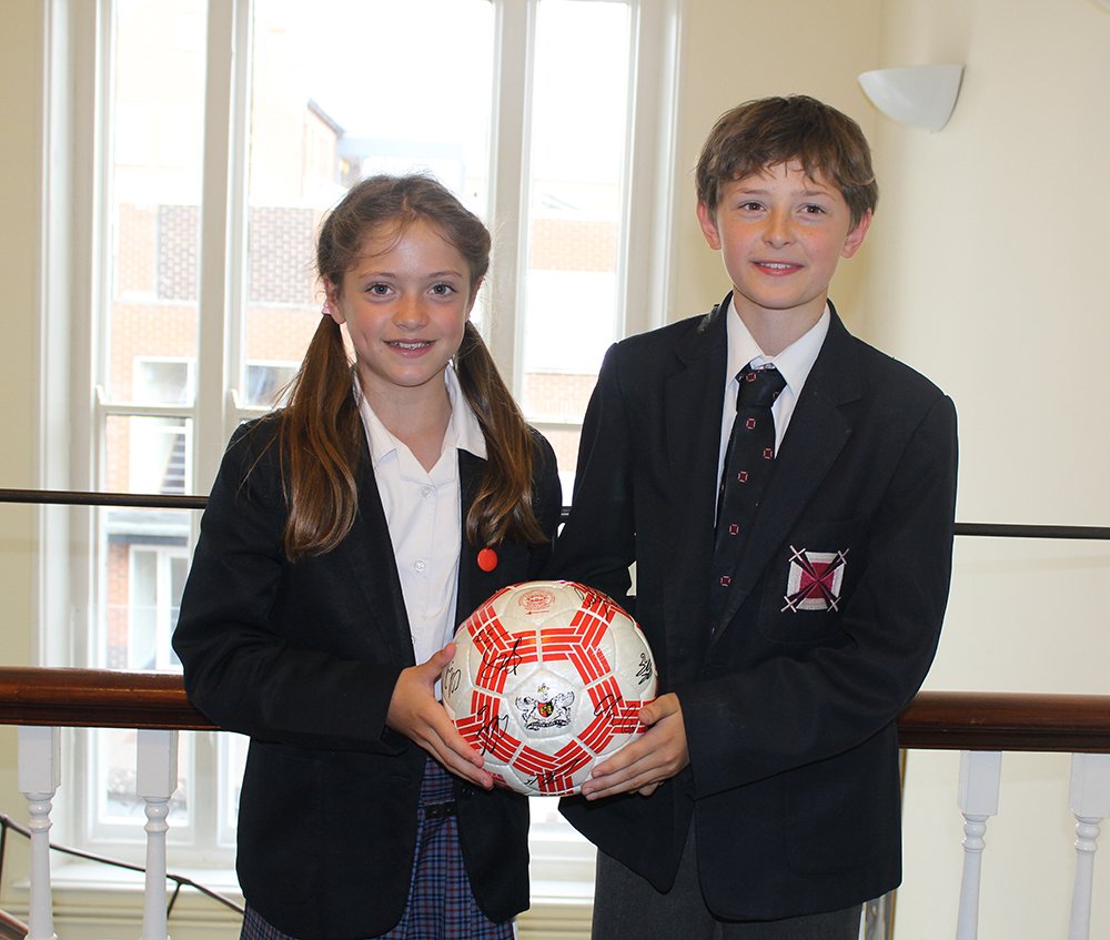 ExeterSchoolUK's tweet photo. Thanks @ECFCFITC @ExeterChiefs for signed balls &amp; strip for #LEJOG charity auction @jdv_foundation @childrensociety https://t.co/ZtTcLdXLaO