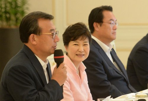 GObalnews's tweet photo. “송로버섯‧샥스핀 오찬, 백악관처럼 대통령도 밥값 내야” https://t.co/MKh2Gxamlq #고발뉴스 https://t.co/CJ6K3GgL9c