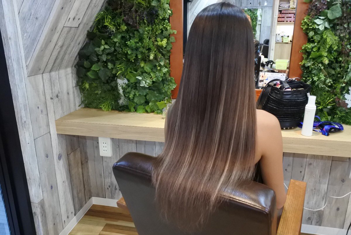 Lapis Sota 夢が叶った日 みちょぱ先生の髪の毛をやらせてもらえた アッシュグレーのグラデーションでシールエクステにハイライトを細めに入れて大人外人風スタイル みちょぱ本にサインまで頂いた 幸せの極み Lapis みちょぱ