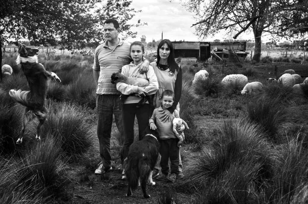 FloreTricotelle's tweet photo. #PhotoDuJour - Fin de la semaine @PabloEPiovano - série "Le coût humain des pesticides" à voir à la @MROFoundation https://t.co/KgpgYfCLfp