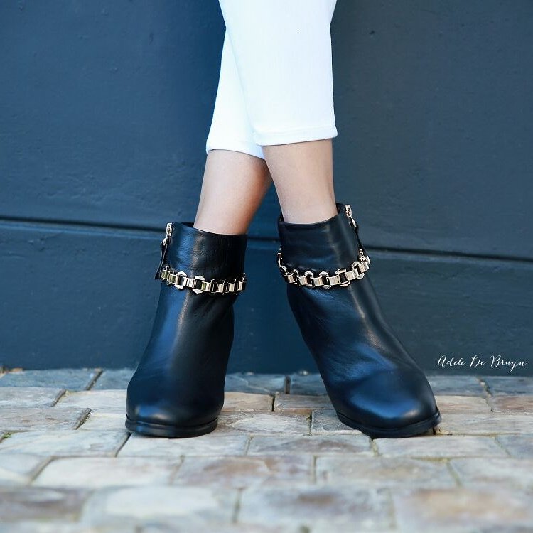 MishkaLoesch's tweet photo. New Blog: https://t.co/e35AFBaBuD
SHOES. 👠👡 Here's my thoughts on my @lisakingonline boots! Photos: @adeledb27 https://t.co/77OGnEh5ED