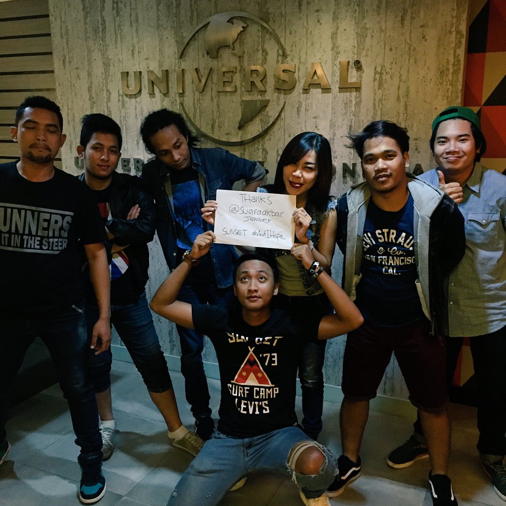 umusicindonesia's tweet photo. Terima kasih @istanafmternate @radioMartapura @suaraakbar sudah phoners dgn @SUNSET_JAKARTA sukses selalu #AndIHope https://t.co/8YVb0zBKiL