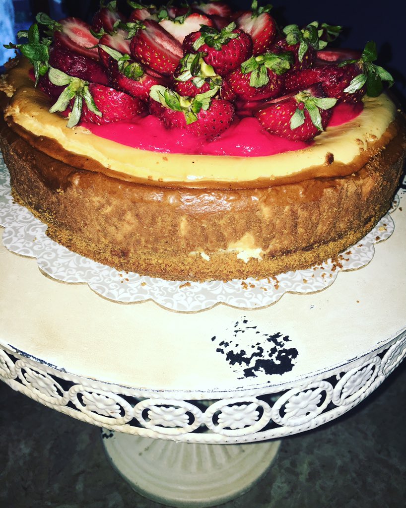 Decadants4you's tweet photo. Strawberry cheesecake made by the best 🙋🏼 SweetMelissasDecadentTreats https://t.co/MrcRKOCbzP