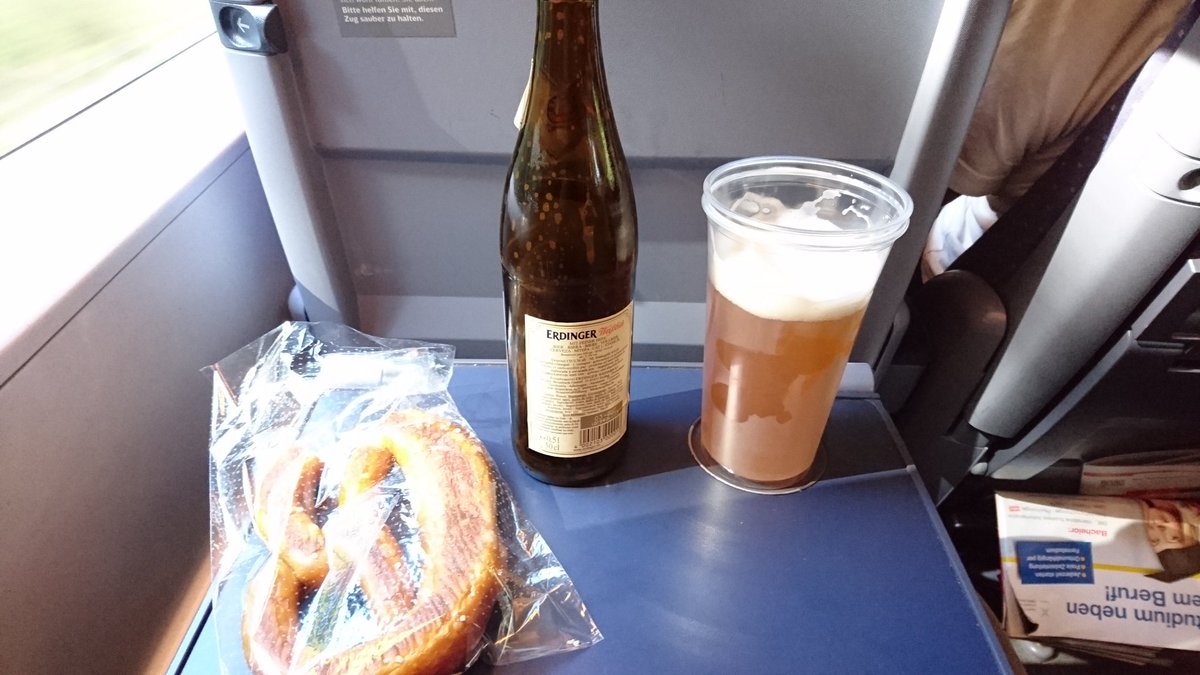 HubexLP's tweet photo. Man gönnt sich ja sonst nix #gamescom2016 #zugfahren #Bierli https://t.co/gy1rQcKPgV